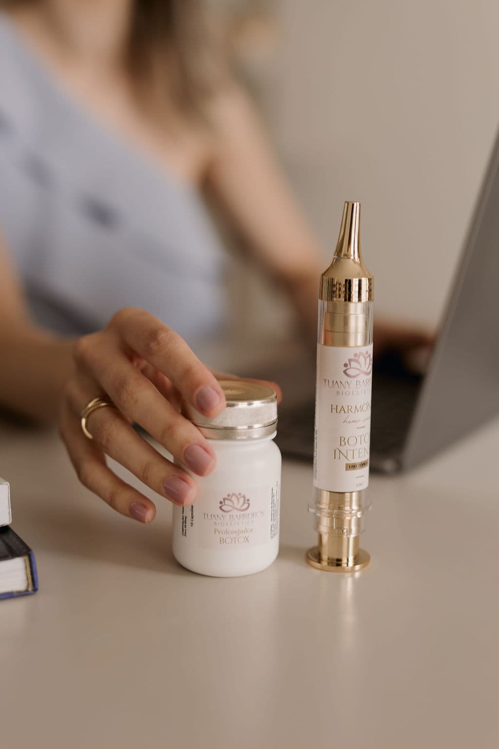 Produtos de cuidado para a pele da clínica Tuany Barreiros